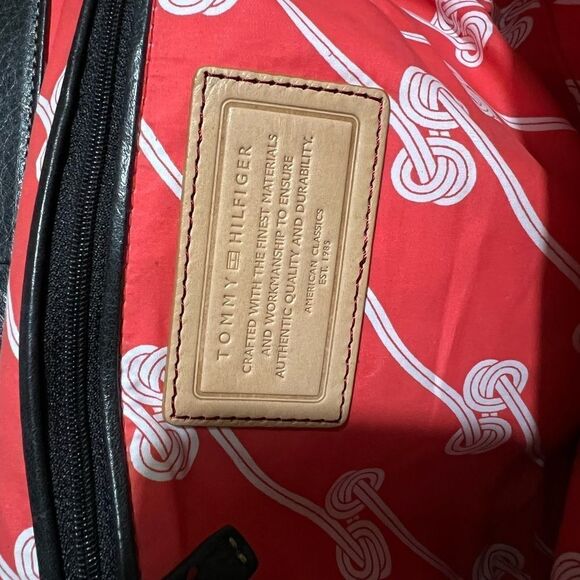 TOMMY HILFIGER LEATHER CLUTCH - Picture 7 of 7